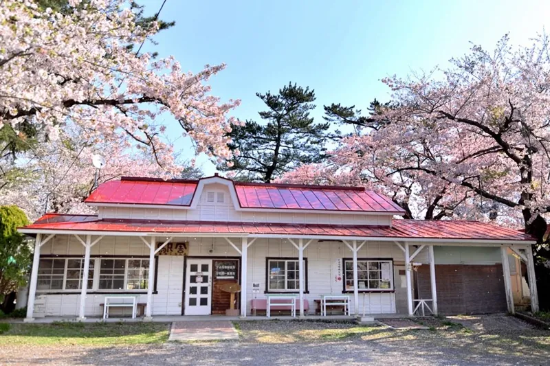 赤い屋根の喫茶店「駅舎」 1