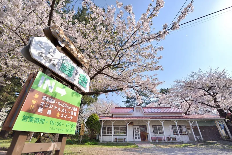 赤い屋根の喫茶店「駅舎」 2