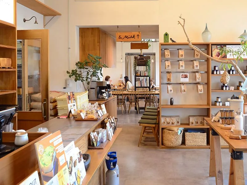 天然酵母の食パン専門店つばめパン&Milk 尼ヶ坂本店