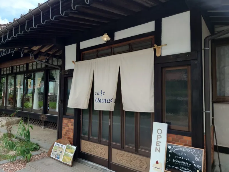 小道の先のカフェ tsunagu