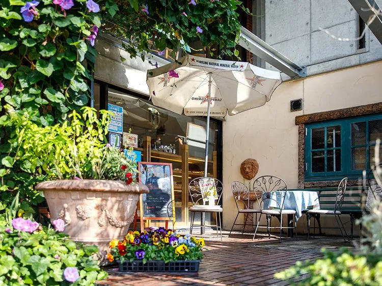 Cafe & Bakery VERITA