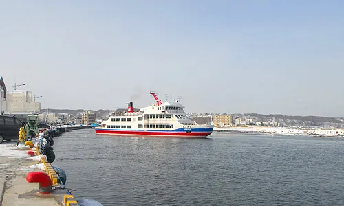 網走流氷観光砕氷船 おーろら 2