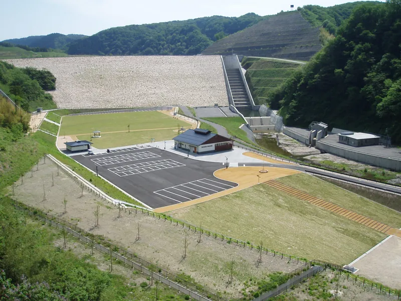 殿ダム記念広場