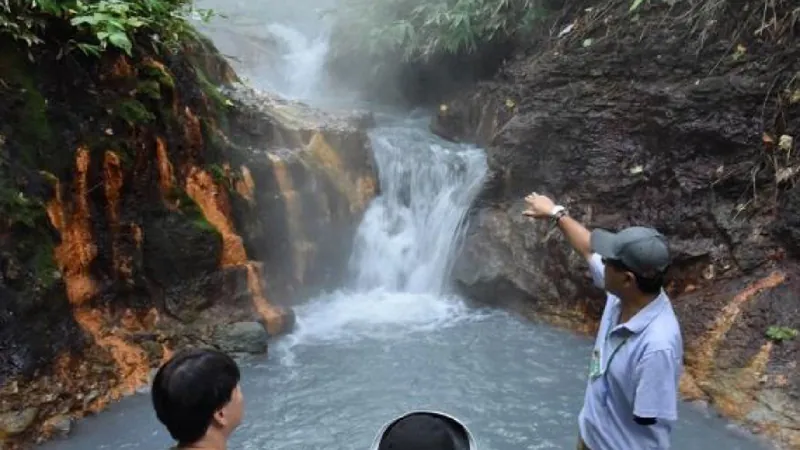 大湯沼川天然足湯