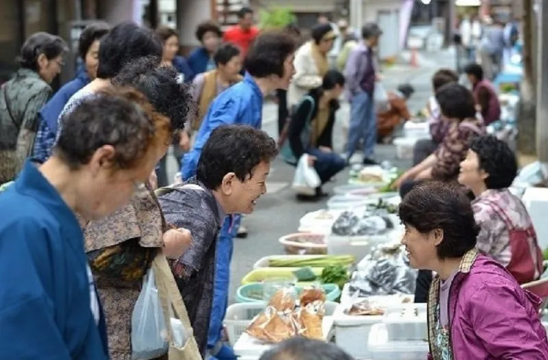 肘折名物「肘折朝市」 1