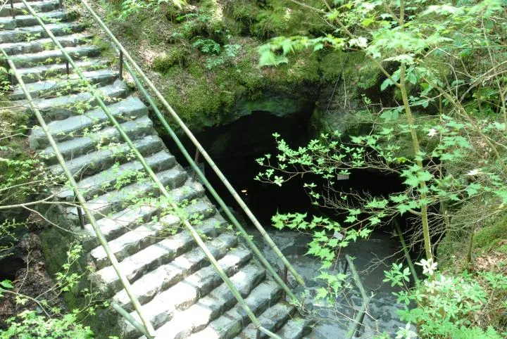 富岳風穴