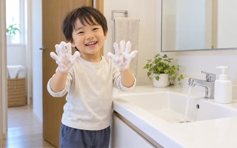 あわあわ手洗い名人で遊ぶ子ども