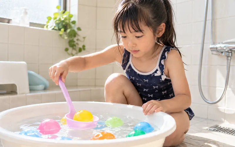 おたますくいレースで遊ぶ子ども