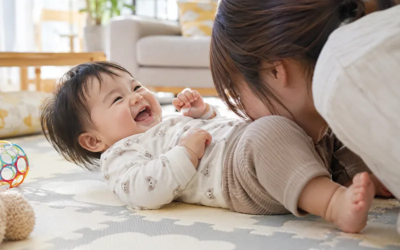 おなかにブーブー遊びで遊ぶ子ども