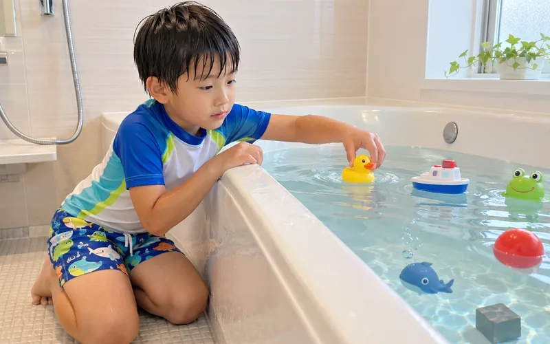 お風呂で浮き沈み実験で遊ぶ子ども