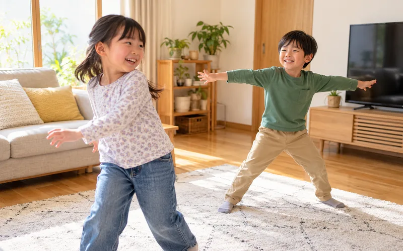 だるまさんがころんだ室内版で遊ぶ子ども