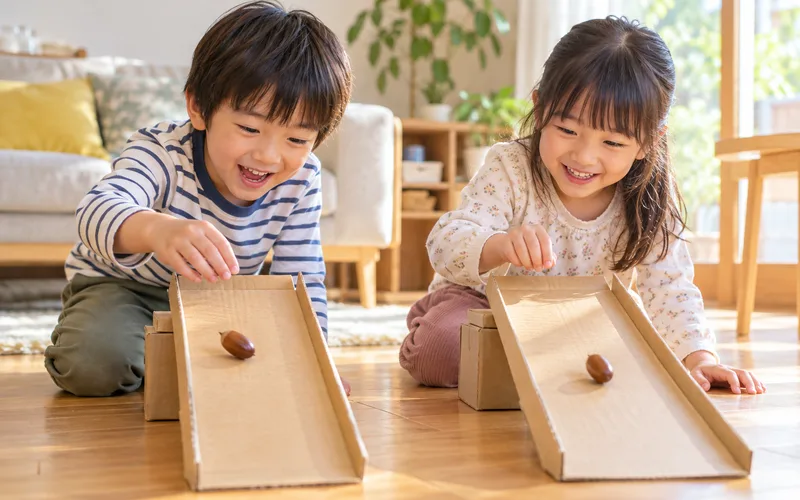 どんぐり坂道コロコロ競争で遊ぶ子ども