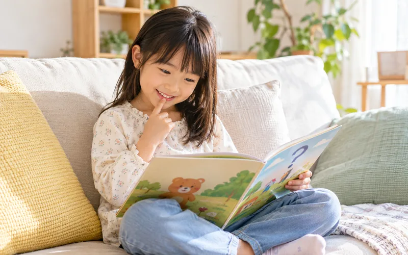 なぞなぞ本チャレンジで遊ぶ子ども