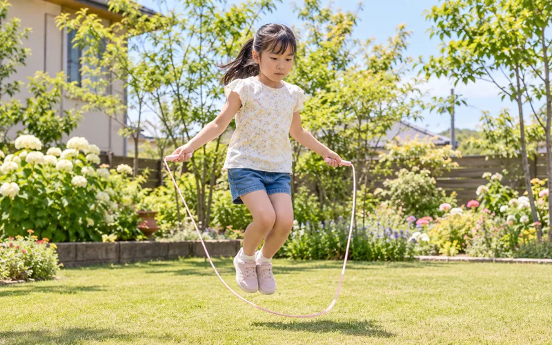 なわとび練習で遊ぶ子ども