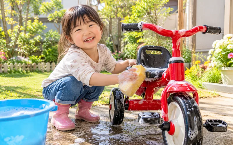 三輪車・おもちゃの洗車ごっこで遊ぶ子ども