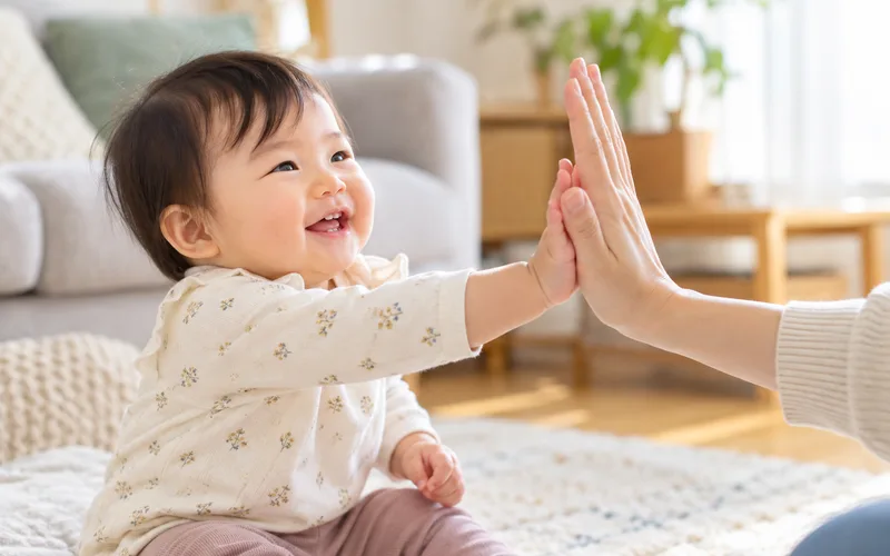 手のひらとんとんタッチで遊ぶ子ども