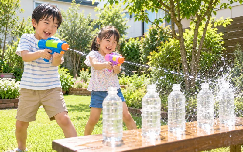 水鉄砲の的当てで遊ぶ子ども