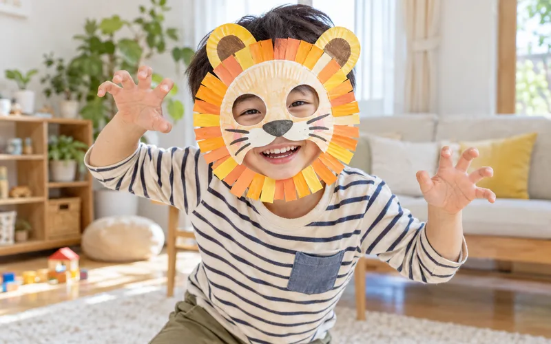 紙皿お面変身ごっこで遊ぶ子ども